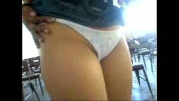 X porno novinha safada mostrando a buceta e dando uma esfregada dentro da sala de aula