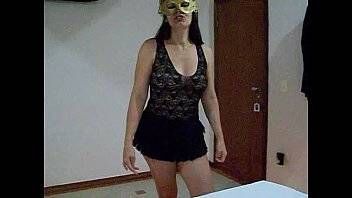 Amadora mascarada ficando tarada na cama