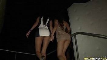 Garotas safadas em festa fazendo suruba gostosa