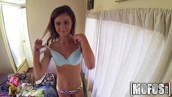 Novinha em sexo real dando sua bucetinha linda