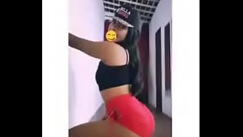 Travesti novinha de 18 anos dançando de shortinho