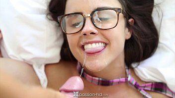 Gozando no oculos da novinha safada pra caralho
