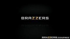 Brazzers apresenta uma coroa super linda fodendo com dois marmanjos de idade