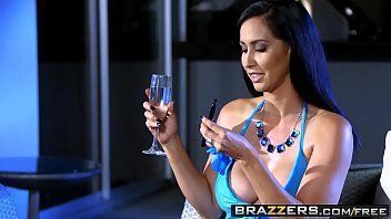 Video porno de uma gostosa abertinha pronta para transar com marmanjo super dotado em filme porno