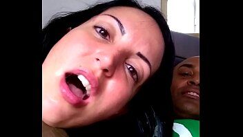 Sexo brutal tras uma puta brasileira caindo de boca na rola do negão e fazendo ele filma toda a transa entre os dois
