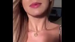 Xvidios porno com uma travestir profissional mostrando sua bunda para todo seu publico ver ele