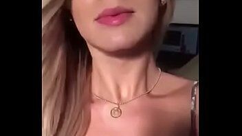 Xvidios porno com uma travestir profissional mostrando sua bunda para todo seu publico ver ele