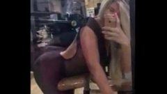 Gostosa travesti mostrando seus dotes na hora de fazer academia com seu namorado