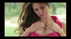 Ninfeta magrinha se masturbando com seus dedinhos mágicos