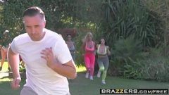 Fitness essas gatinhas deliciosas ficaram correndo atras de um coroa delicioso que queria muito foder elas todinhas em seu filme porno