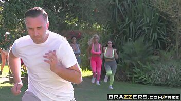 Fitness essas gatinhas deliciosas ficaram correndo atras de um coroa delicioso que queria muito foder elas todinhas em seu filme porno