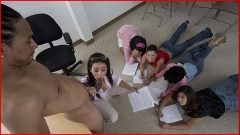 Nudes de homens de um negão tirando a pica para fora e fazendo as novinhas lamberem com tudo seu pinto