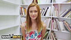 Alaina Dawson uma ruivinha linda que adora pau na boquinha de veludo para dar uma provadinha