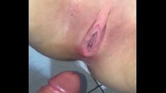Surra de pica na xoxotinha lisa apertada