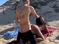 Carioca de 18 aninhos de quatro na areia da praia fodendo gostoso