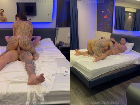 Tatuada devassa encara dois amigos dotados e se esfola