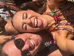 Atriz rabuda muito gostosa rebolando como rainha de bateria