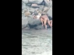 Casal se arrisca e é flagrado fazendo sexo na praia