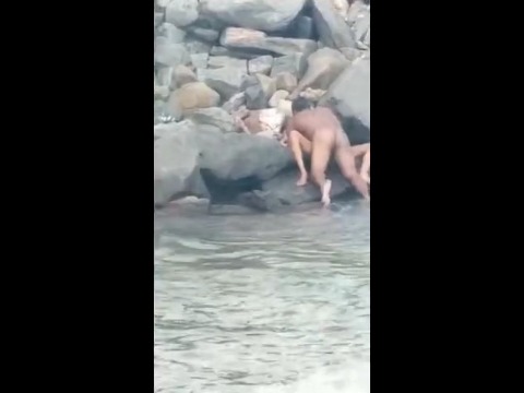 Casal se arrisca e é flagrado fazendo sexo na praia