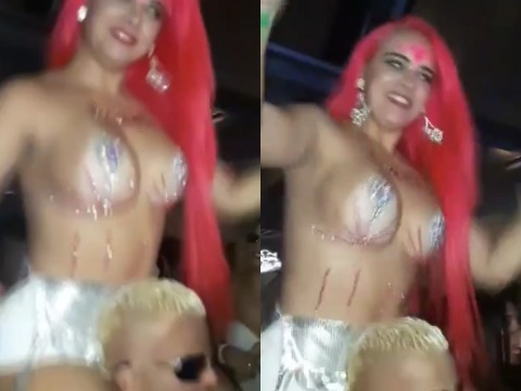 Deliciosa curtiu o carnaval de peitos de fora e indo pro motel