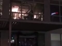 Flagrante quente de safada comendo dois no escritório após o expediente