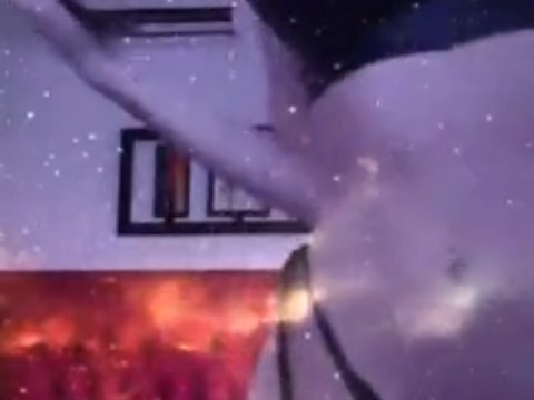 Karen influencer exibe corpo perfeito de biquini e rebola com sensualidade