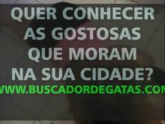 Novinha safada engole porra depois de chupar e tocar punheta até o fim
