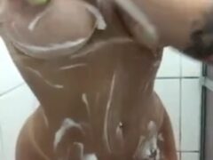 Peituda Ensaboada Se Exibe no Banho em Vídeo Provocante