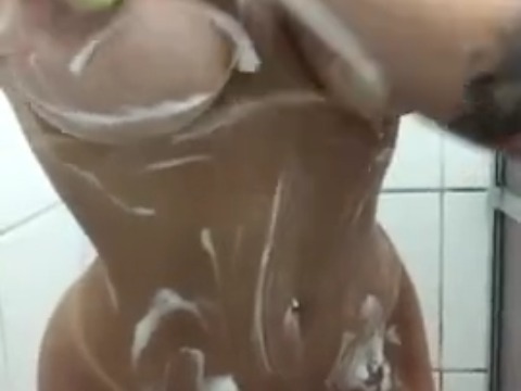 Peituda Ensaboada Se Exibe no Banho em Vídeo Provocante