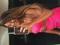 Pretinha tesuda se exibindo para os marmanjos