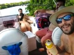 Putinha chupa amigo na lancha enquanto rapaz grava vídeo