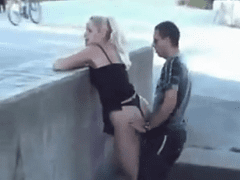 Casal ousado faz sexo no meio da rua para todo mundo ver