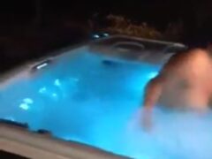 Gordinha Safada Solta na Festa Peladinha na Jacuzzi e Agarrando Todo Mundo
