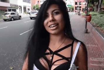 Latina bem gostosa fazendo um vídeo de sexo por dinheiro