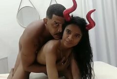 Magrinha morena Jasmine Santanna na cama com o moreno dotado