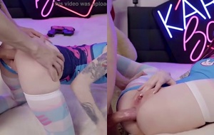 Amadora safada faz cosplay de D.va e empina o rabo para ser comida de quatro