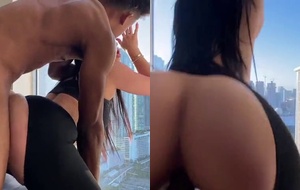 Bunduda safada rasga a calça legging e senta gostoso até gozar
