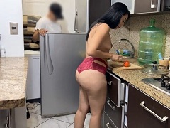 Dona de casa rabuda prepara café de calcinha e o cunhado novinho não perdoou