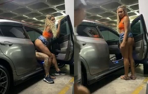 Jovem pretinha empinando o rabo e sendo comida por trás no estacionamento