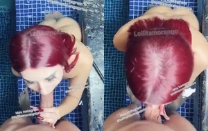 Loira safada dando boquete guloso na banheira do motel e engolindo até a última gota