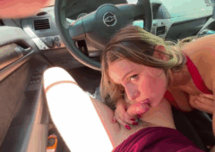Loirinha adora mamar no carro até tirar leite