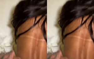 Morena ninfeta tatuada sendo comida por um roludo em vídeo caseiro