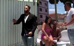 Morena safada traindo o marido e trocando mensagens picantes com o amante enquanto o corno chora