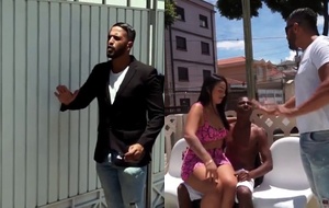 Morena safada traindo o marido e trocando mensagens picantes com o amante enquanto o corno chora