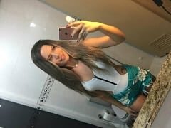 Ninfetinha gostosa gozando com o vibrador na xota
