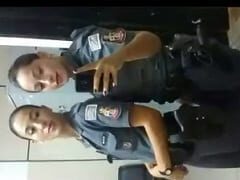 Policial safadinha caiu na net com a xota toda melada