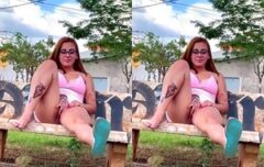 Ruiva ninfeta exibindo o corpo na praça e chupando com vontade no meio do mato