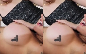 Ruiva peituda dando prazer intenso ao casal de amigos em uma noite de safadeza