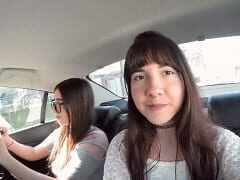 Safadas gostosas se exibiram nuas no carro