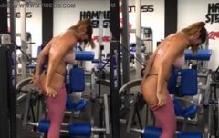 Amiga safada expõe rabão da gostosa da academia enquanto abaixa a calça com malícia
